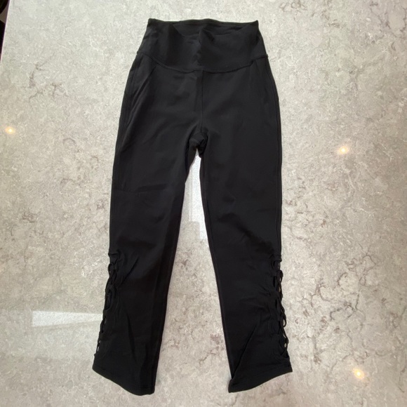 Lululemon ALMOST NEW Tied To It Crop 21” Inseam - Picture 4 of 11